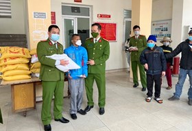 Công an phường Thượng Lý (quận Hồng Bàng): Trao 30 suất quà tết tặng 30 hộ khó khăn