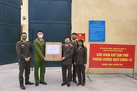 Đoàn thể phòng Hậu cần: Động viên, tặng khẩu trang cho CBCS làm nhiệm vụ ở khu cách ly tập trung