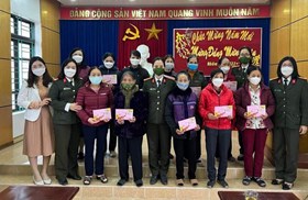 Hội phụ nữ Phòng An ninh chính trị nội bộ CATP: Tặng quà Tết cho hội viên phụ nữ có hoàn cảnh khó khăn huyện Vĩnh Bảo