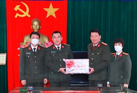 Lãnh đạo Công an thành phố đi thăm, tặng quà đơn vị tiêu biểu