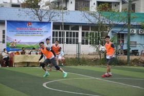 Giao hữu bóng đá giữa Đoàn thanh niên Phòng Tham mưu và Phòng Quản lý xuất nhập cảnh