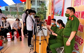 Công an quận Hồng Bàng đẩy mạnh công tác cấp CCCD cho học sinh THCS