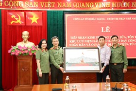 Công an thành phố ủng hộ kinh phí hỗ trợ tu bổ Khu di tích Sáu điều Bác Hồ dạy CAND