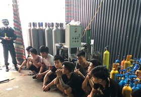 Tổ công tác số 3 HP22 Công an thành phố thu giữ hàng nghìn bình khí cười tại 3 cơ sở chiết nạp chui
