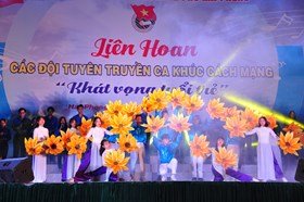 Đẩy mạnh công tác văn hóa, văn nghệ