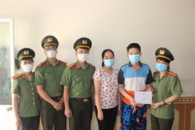 Đoàn thanh niên phòng Hậu cần - CATP: Trao quà. hỗ trợ 3 con CBCS có hoàn cảnh khó hhăn