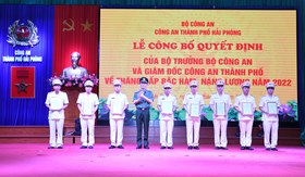 Công bố quyết định thăng cấp bậc hàm, nâng lương sỹ quan nghiệp vụ năm 2022