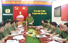 Đại tá Bùi Trung Thành - Phó Giám đốc CATP kiểm tra công tác 6 tháng tại Phòng Cảnh sát QLHC về TTXH