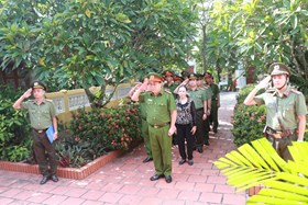 Đại tá Bùi Trung Thành – Phó Giám đốc CATP dâng hương tri ân Anh  hùng LLVT-Liệt sĩ Trần Thành Ngọ