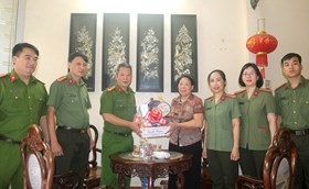 Đại tá Lê Nguyên Trường, Phó Giám đốc Công an thành phố: Thăm, tặng quà thân nhân các đồng chí nguyên lãnh đạo CATP