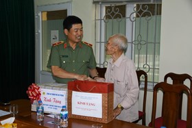 Đồng chí Thiếu tướng Vũ Thanh Chương, Giám đốc Công an thành phố thăm, tặng quà gia đình chính sách tiêu biểu ở quận Hải An