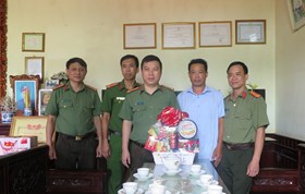Đại tá Lê Trung Sơn - Phó giám đốc Công an thành phố thăm, tặng quà một số gia đình chính sách tiêu biểu trên địa bàn thành phố