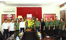 Giám đốc CATP chúc mừng Ban tổ chức Thành ủy