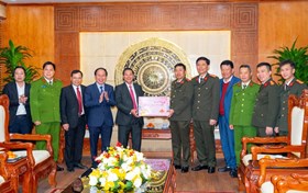 Lãnh đạo thành phố thăm, tặng quà, chúc Tết một số đơn vị làm nhiệm vụ trong đêm Giao thừa