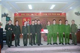 Giám đốc Công an thành phố thăm, tặng quà một số đơn vị, cá nhân nhân dịp Tết nguyên đán 2023