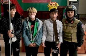 Tiểu đoàn Cảnh sát cơ động: Bàn giao 3 đối tượng mang vũ khí thô sơ cho Công an xã An Lư xử lý