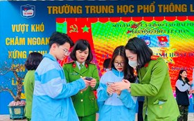 Công an quận Lê Chân hướng dẫn kích hoạt tài khoản định danh điện tử tại THPT Lê Chân