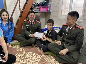 Đoàn Thanh niên CATP tuyên truyền, phổ biến, giáo dục pháp luật và tặng quà an sinh xã hội
