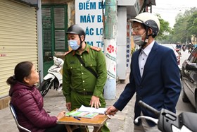 Bắt quả tang đối tượng bán lô đề tại đường Đình Đông, quận Lê Chân