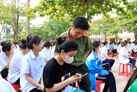 Công an huyện Thủy Nguyên: Hướng dẫn cài đặt định danh điện tử tại Trường THPT Lý Thường Kiệt 