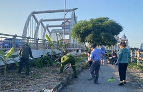 Công an phường Thượng Lý (quận Hồng Bàng) ra quân làm sạch vệ sinh môi trường khu vực cầu Tam Bạc