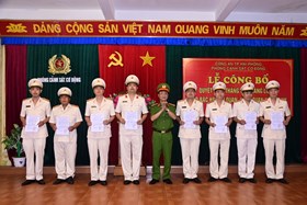 Phòng Cảnh sát cơ động: Tổ chức lễ công bố Quyết định của Giám đốc CATP nâng lương, thăng cấp bậc hàm CBCS