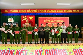 Giám đốc Công an thành phố khen thưởng lực lượng khám phá nhanh vụ trọng án