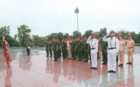 Khối Cảnh sát nhân dân – Công an thành phố: Báo công dâng Bác tại Khu lưu niệm Sáu điều Bác Hồ dạy CAND