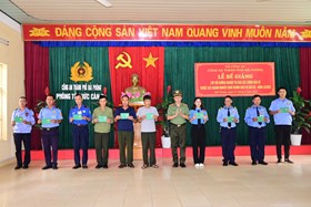 Trao quyết định tốt nghiệp lớp Bồi dưỡng nghiệp vụ cho 99 học viên thuộc các doanh nghiệp kinh doanh dịch vụ bảo vệ 