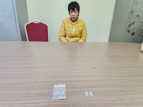 Công an xã Trân Châu bắt quả tang đối tượng tàng trữ trái phép chất ma túy.