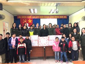 Hội phụ nữ Phòng An ninh chính trị nội bộ - CATP: Thăm, tặng quà các em nhỏ Làng nuôi dạy trẻ mồ côi Hoa Phượng