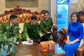 Phòng Cảnh sát QLHC về TTXH vận động các doanh nghiệp giao nộp 1 khẩu súng, 1 dùi cui điện, 3 kg pháo 