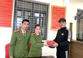 Người dân tự nguyện giao nộp pháo nổ
