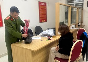Công an huyện Bạch Long Vĩ vận động nhân dân giao nộp 0,9 kg pháo nổ, 02 bộ súng điện, 04 dao tự chế, 5 súng kích điện