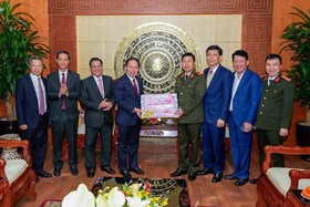 Lãnh đạo thành phố thăm, động viên, chúc Tết một số đơn vị làm nhiệm vụ đêm giao thừa