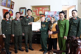 Lãnh đạo Công an thành phố thăm, tặng quà tri ân Dũng sĩ Cát Bi