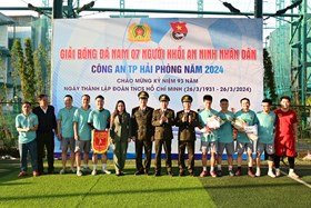 Liên quân Phòng An ninh chính trị nội bộ và Phòng Quản lý xuất nhập cảnh giành giải nhất Giải bóng đá nam 7 người Khối An ninh nhân dân