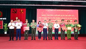 Đồng chí Lê Khắc Nam - Phó Chủ tịch Ủy ban nhân dân thành phố, Trưởng Ban chỉ đạo 799 thành phố khen thưởng các đơn vị có thành tích trong đấu tranh với tội phạm trên không gian mạng