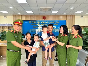 Công an huyện An Dương trao thẻ căn cước mới cho các công dân đầu tiên trên địa bàn huyện