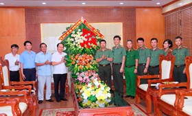 Bí thư Thành ủy Lê Tiến Châu thăm, chúc mừng Công an thành phố nhân dịp kỷ niệm 79 năm Ngày truyền thống lực lượng CAND