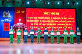 Biểu dương 10 tập thể, cá nhân có thành tích xuất sắc đột xuất trong phòng, chống, xử lý hành vi điều khiển phương tiện lạng lách đánh võng, phóng nhanh vượt ẩu
