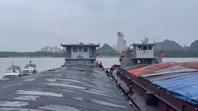 Cảnh sát giao thông hướng dẫn tàu thuyền đảm bảo an toàn giao thông 
