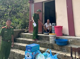 Công an huyện Cát Hải tiếp tế lương thực cho các hộ gia đình bị ngập lụt, cô lập do lụt