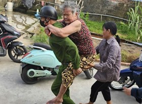 Công an huyện Kiến Thụy dọn cây đổ các tuyến giao thông