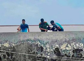 Công an phường Hợp Đức: Giải cứu một nam thanh niên trèo lên mái nhà
