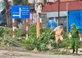 Công an quận Đồ Sơn: Tập trung lực lượng giúp Nhân dân khắc phục hậu quả sau cơn bão số 3