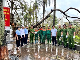 Phòng Cảnh sát kinh tế - CATP chung tay cùng thành phố khắc phục hậu quả bão số 3 Yagi