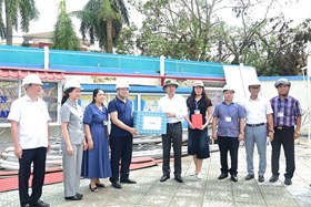 Thiếu tướng Vũ Thanh Chương – Ủy viên Ban Thường vụ Thành ủy, Giám đốc Công an thành phố: Thăm, tặng quà một số đơn vị, địa phương và người dân quận Lê Chân chịu ảnh hưởng của cơn bão số 3