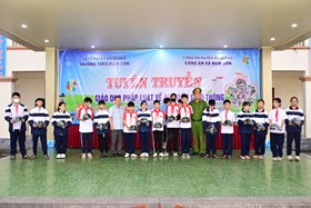 Công an xã Nam Sơn (huyện An Dương): Tặng 50 mũ bảo hiểm đạt chuẩn cho học sinh trường THCS Nam Sơn