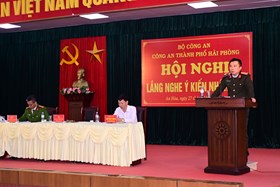 Đại tá Lê Trung Sơn, Phó giám đốc Công an thành phố lắng nghe phản ánh của nhân dân  tại xã An Hòa ( An Dương)